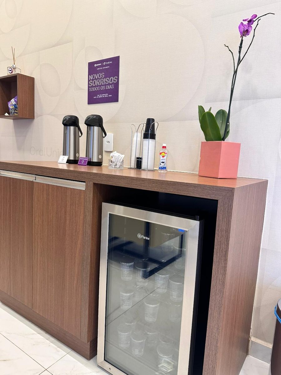 Espaço de café e bebidas para os pacientes da Oral Unic Naviraí